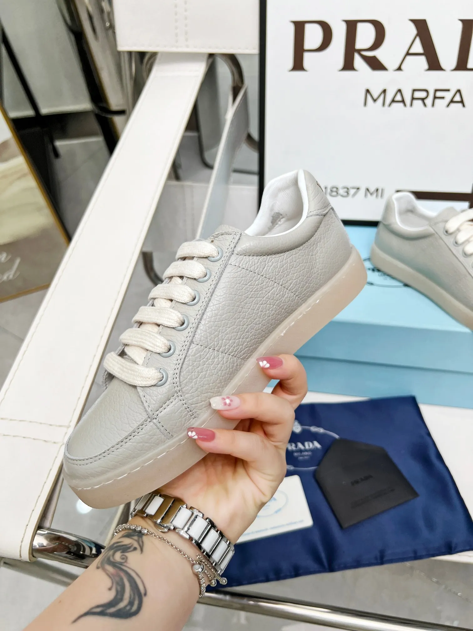 👟👟Ex-factory price 480👟👟 2024 Prada/Prada "couples" metal logo decorated Lane leather sneakers. This sneaker is fashionable and simple, showing the full integration of minimalist style and sports personality. Easy to wear and durable, artistic retro style. Leather material: original imported cowhide. Lining: sheepskin lining. Shoe logo: enamel-coated triangular metal logo. Size: 35-45 (female 41, male 45, custom-made, non-returnable).